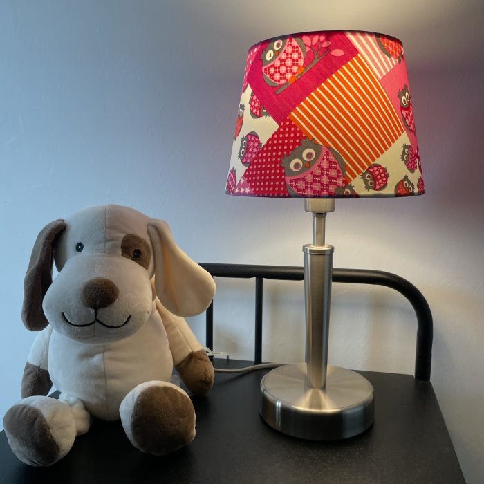 IMG_5058 Tafellamp (lampenkapje) kinderkamer Roze met uiltjes | OP=OP - Afbeelding 2